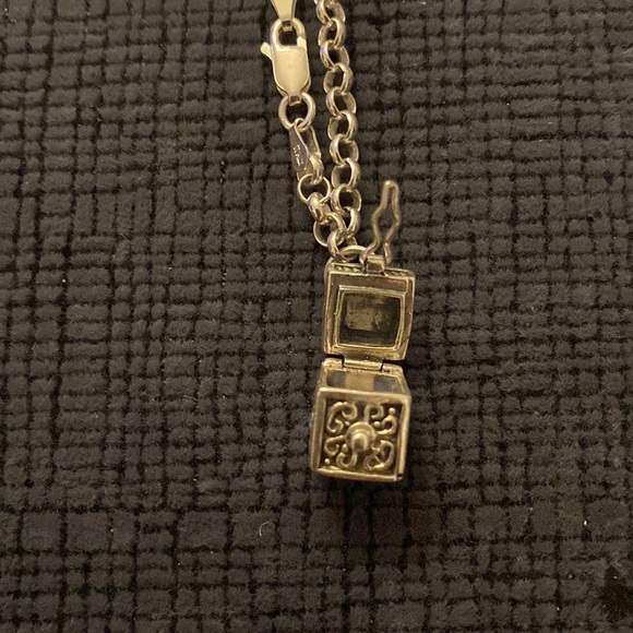 Vintage Sterling Silver Bracelet with Box charm that opens - Picture 3 of 7